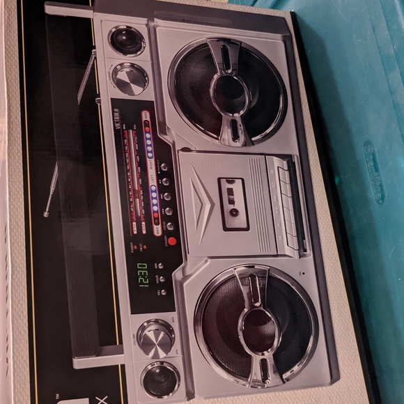 Victrola retro style speaker/ boombox - Picture 3 of 3